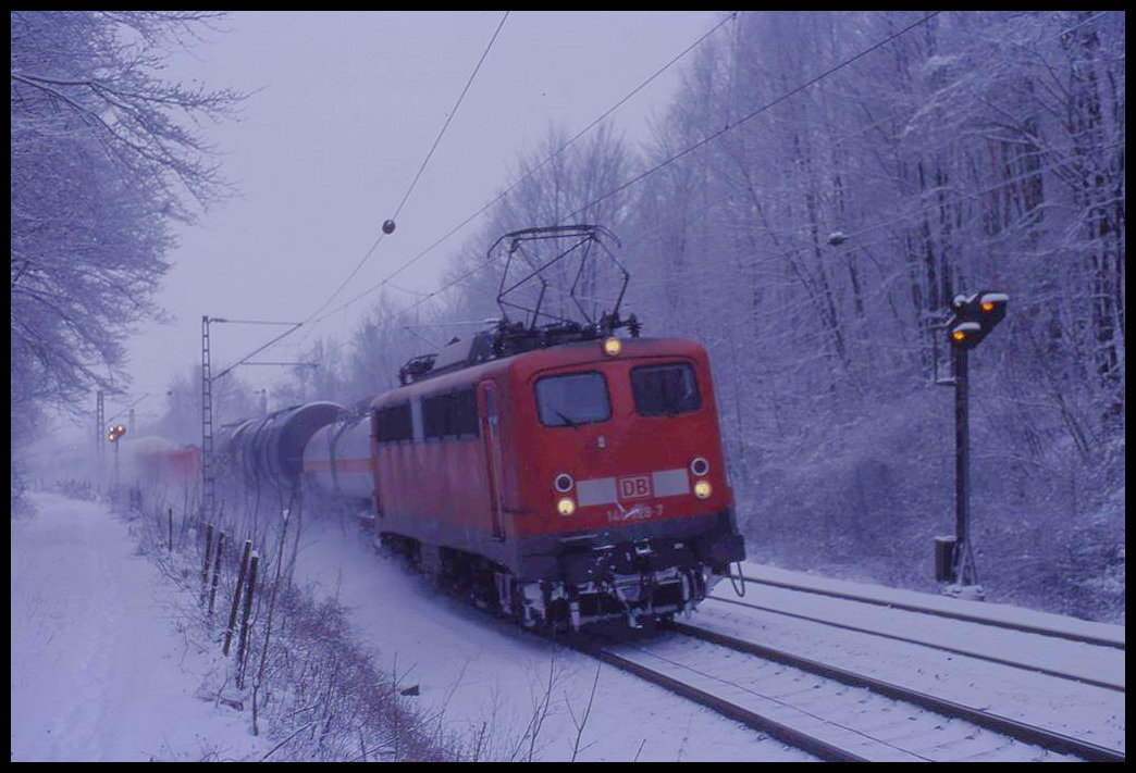 DB 140728-7 ist hier am 28.02.2004 um 9.25 Uhr im südlichen Einschnitt kurz vor Erreichen des Lengericher Tunnel unterwegs in Richtung Osnabrück.
