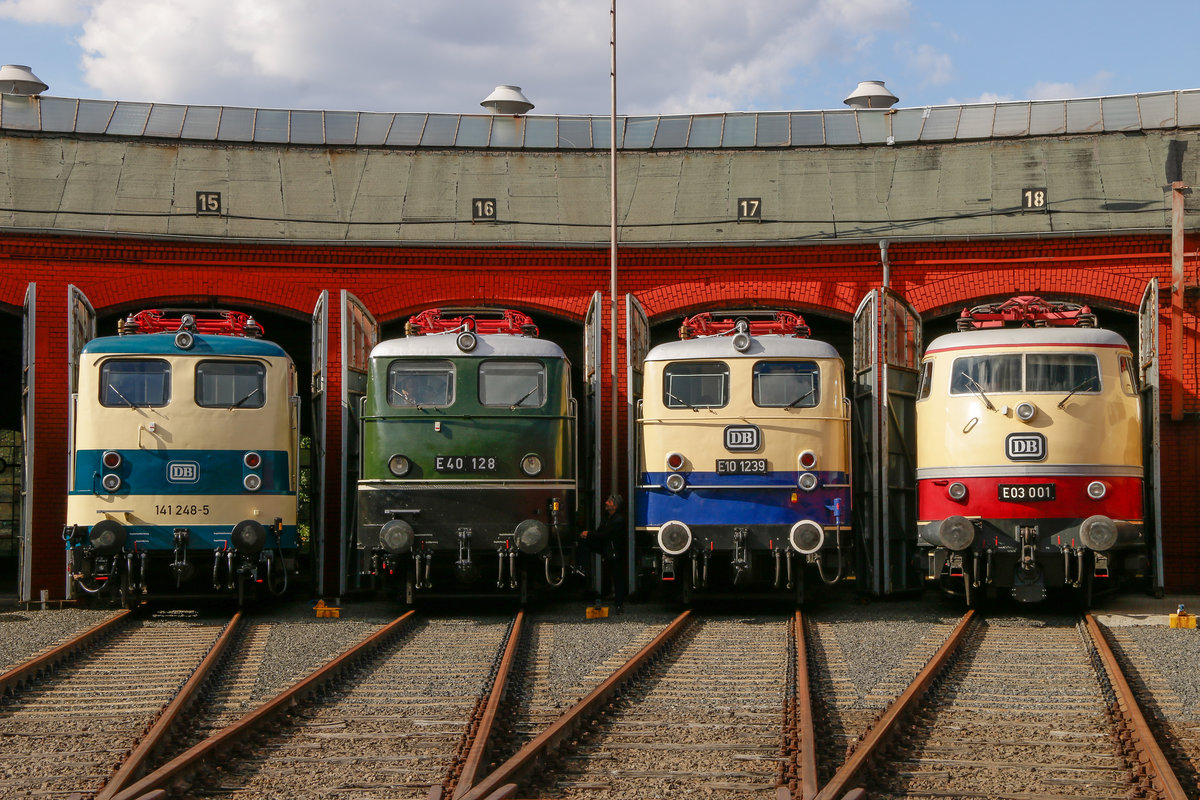 DB 141 248-5, E40 128 DB, E10 1239 DB & E03 001 DB als Lokparade beim Lokschuppenfest im Bw Siegen, August 2018.