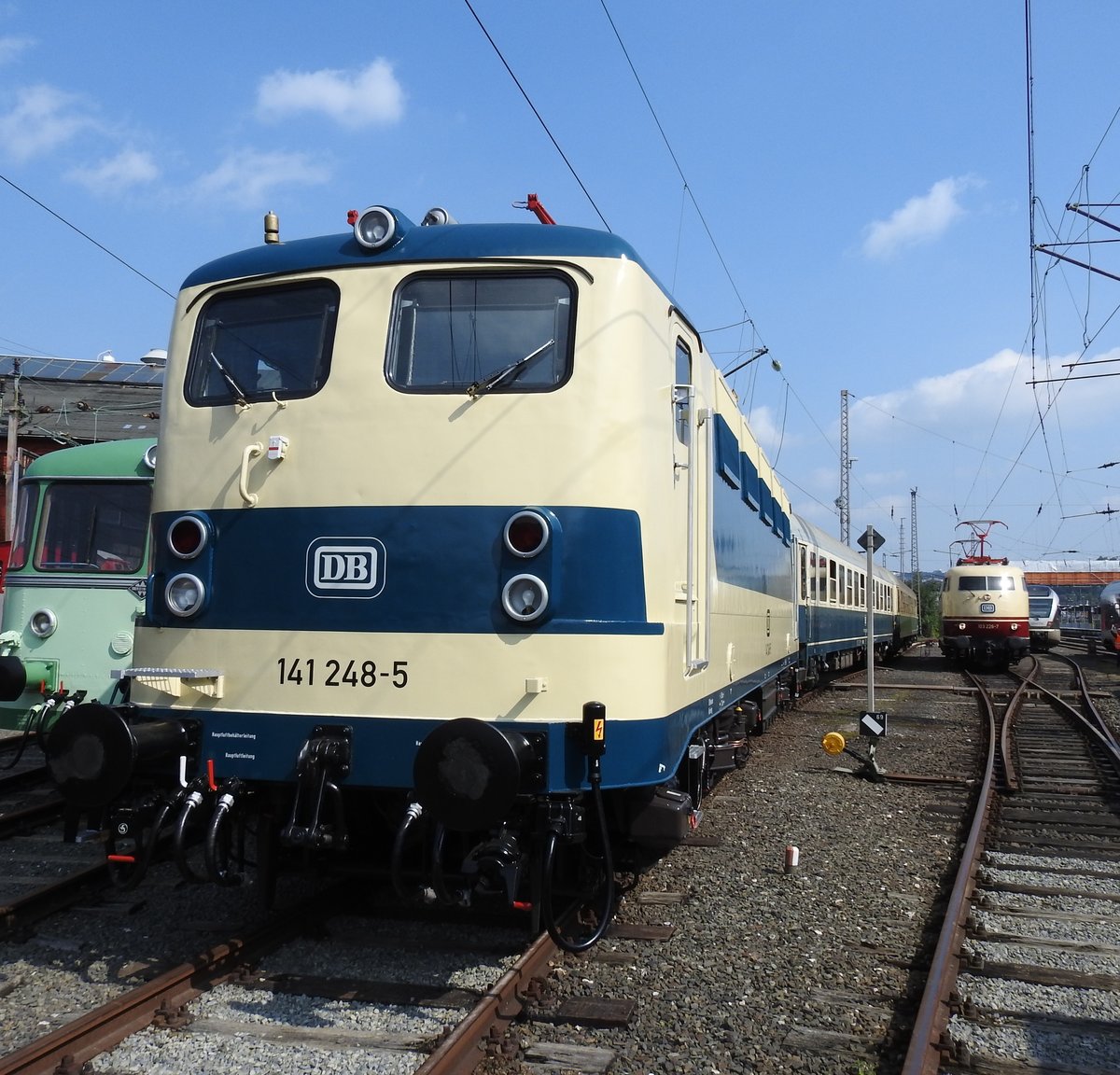 DB-141 248-5 UND 103 226-7 BEIM LOKSCHUPPENFEST SIEGEN `17
BLAU-WEISS wie das Wetter-die bildschöne DB-E-Lok 141 248-5 mit Abteilwagen für die
Pendelfahrten-rechts dahinter noch E-Lok 103 226-7,beim Lokschuppenfest
SIEGEN am 27.8.2017......