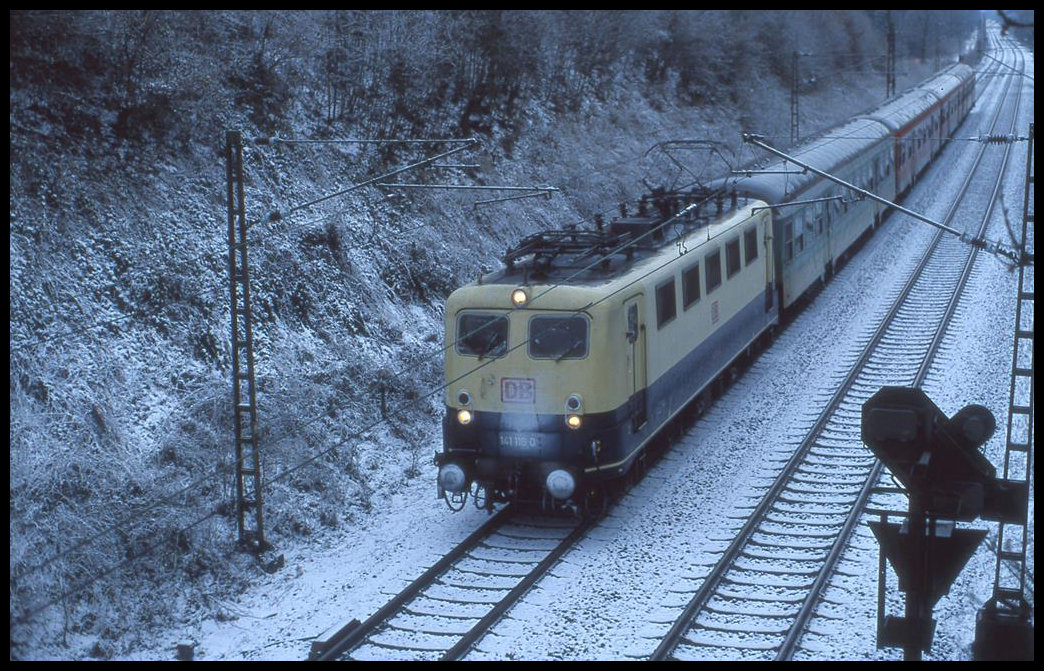 DB 141118-0 erreicht hier auf dem Weg nach Osnabrück am 4.2.2003 mit ihrem Regionalzug aus Münster um 14.35 Uhr den Ortsrand von Hasbergen.