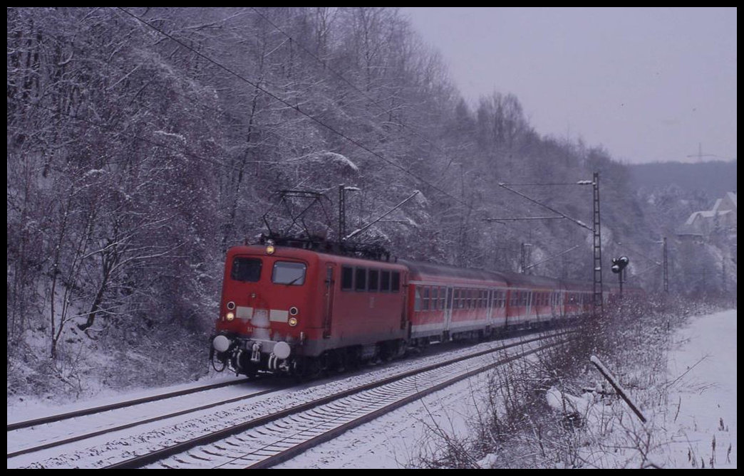 DB 141204 hat gerade den Lengericher Tunnel durchfahren und erreicht hier am 28.2.2004 um 10.32 Uhr mit dem RB nach Münster in Kürze den Bahnhof Lengerich.