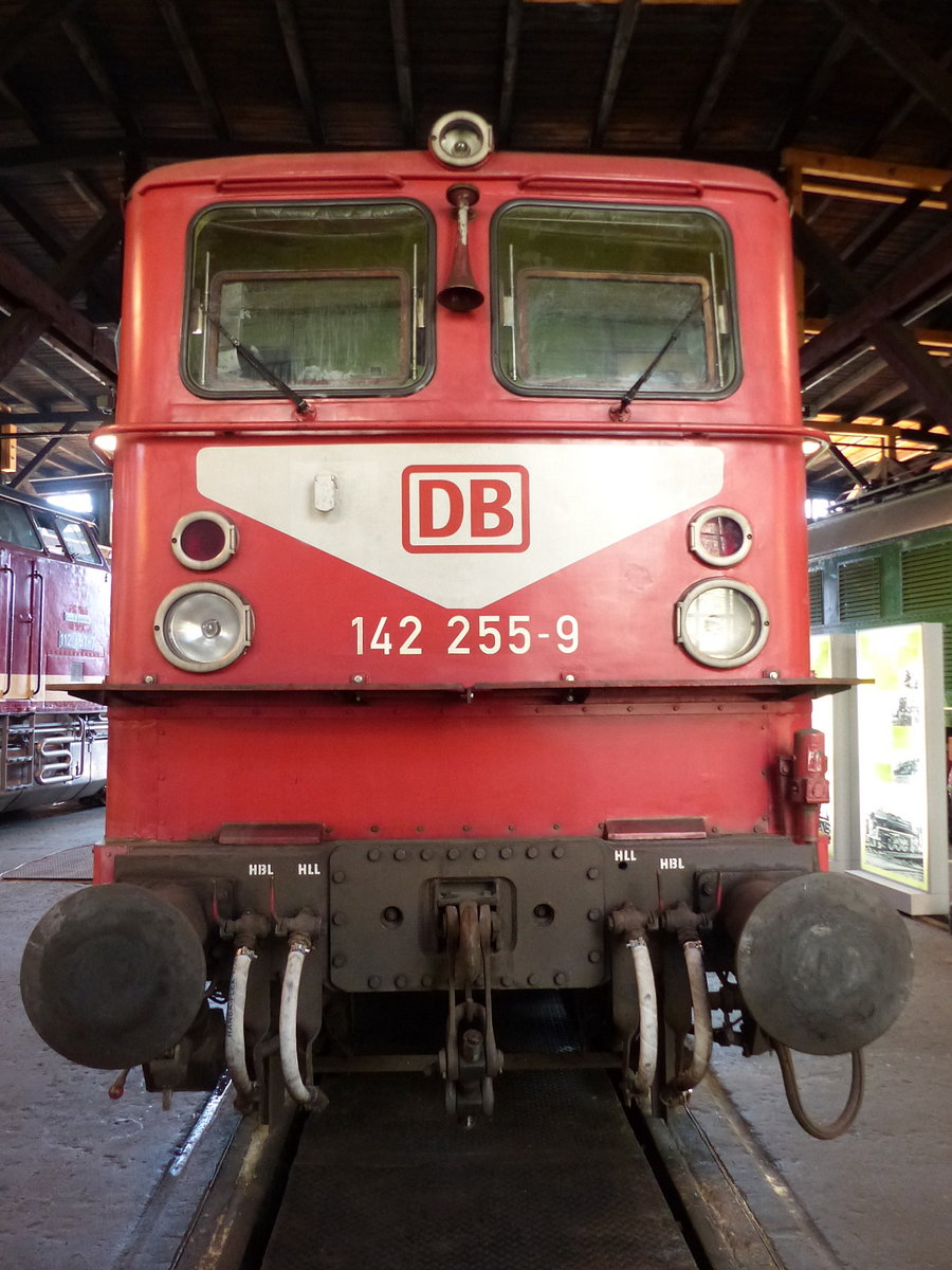DB 142 255-9 am 22.04.2019 beim Osterfest im DB Museum Halle (S).