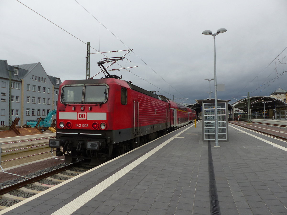 DB 143 009 mit der S 37726 (S7) nach Halle-Nietleben, am 01.02.2020 in Halle (S) Hbf.