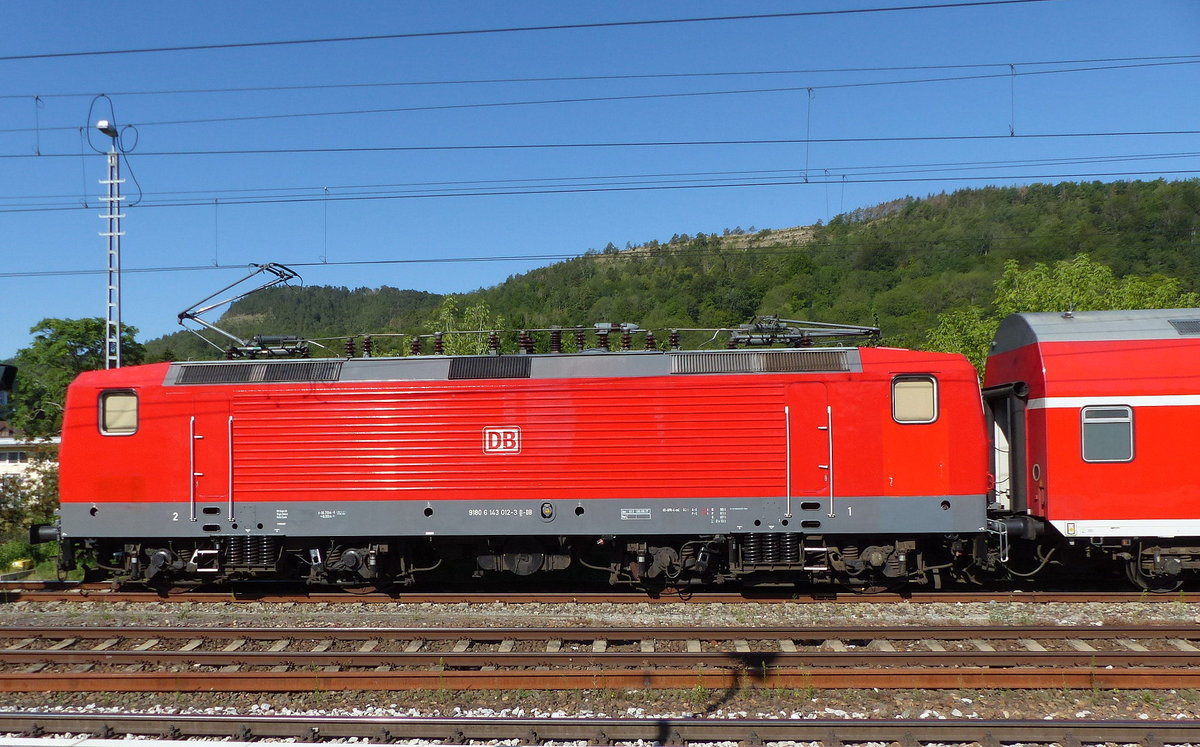 DB 143 012 mit dem RE 4880  Saale-Express  nach Halle (S) Hbf, am 22.07.2020 in der Abstellung in Jena-Göschwitz.