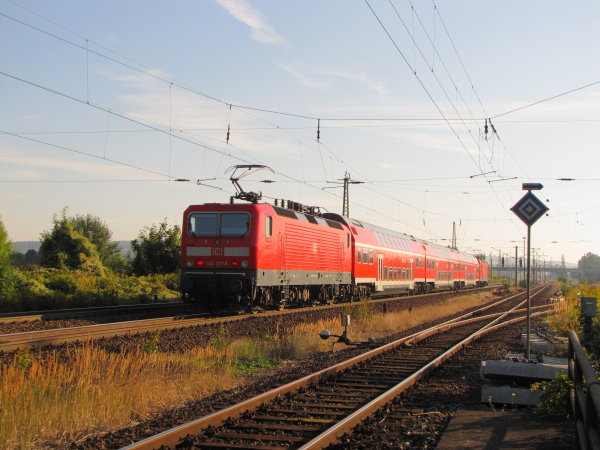 DB 143 137-8 als Schublok an der RB 16204 aus Saalfeld, am 07.09.2013 in Naumburg (S) Hbf.
