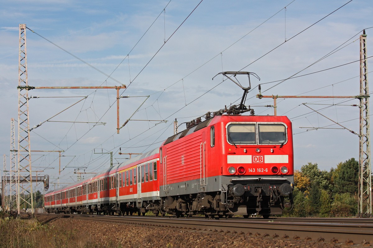 DB 143 162 schiebt am 19.10.13 einen Sonderzug durch Dedensen-Gümmer.