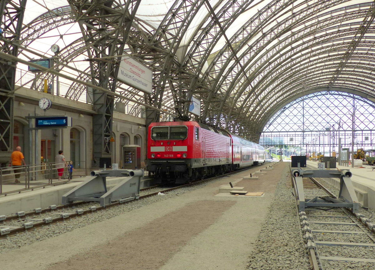 DB 143 168 mit der S 33018 (S3) nach Freiberg (Sachs), am 10.07.2019 in Dresden Hbf.