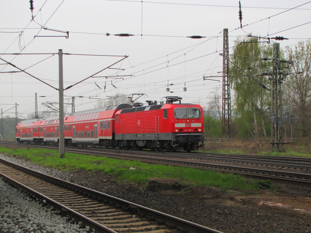 DB 143 169-1 mit der RB 16204 aus Saalfeld (Saale), am 01.05.2013 bei der Einfahrt in Naumburg (Saale) Hbf.