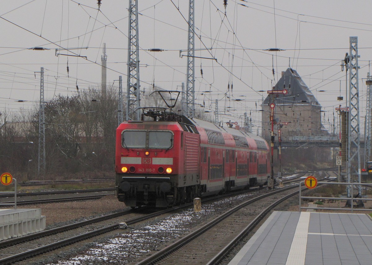 DB 143 190-7 mit dem RE 4656 von Halle (S) Hbf nach Kassel-Wilhelmshöhe, am 23.11.2015 in Sangerhausen.