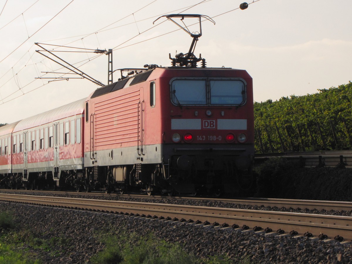 DB 143 198-0 mit der RB 15534 von Wiesbaden Hbf nach Koblenz Hbf, am 01.10.2010 bei Erbach (Rheingau).