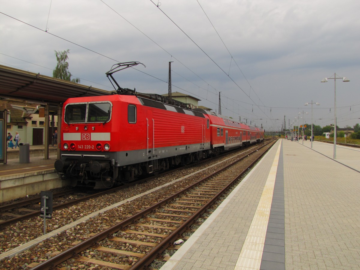 DB 143 220-9 mit der RB 16209 nach Saalfeld (S), am 08.09.2013 in Naumburg (S) Hbf.