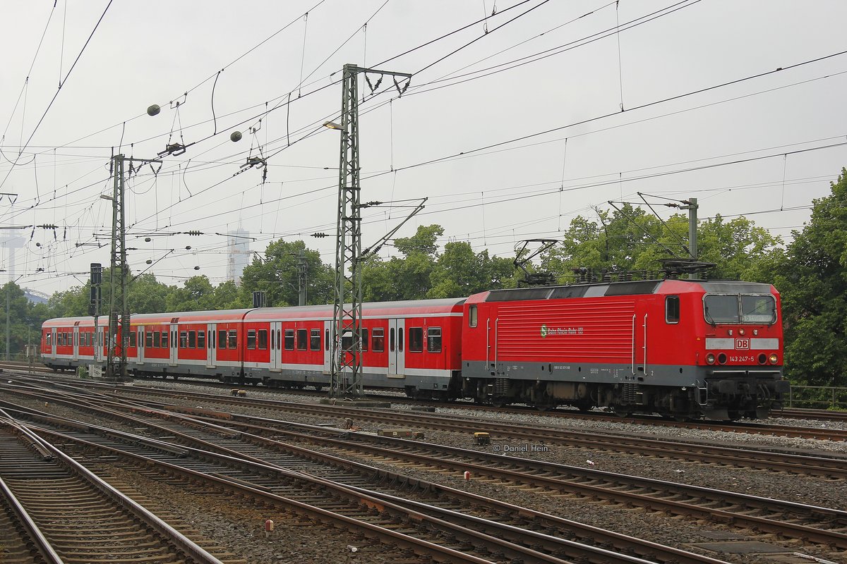 DB 143 247-5 mit S6 in K�ln Messe/Deutz, Mai 2016.