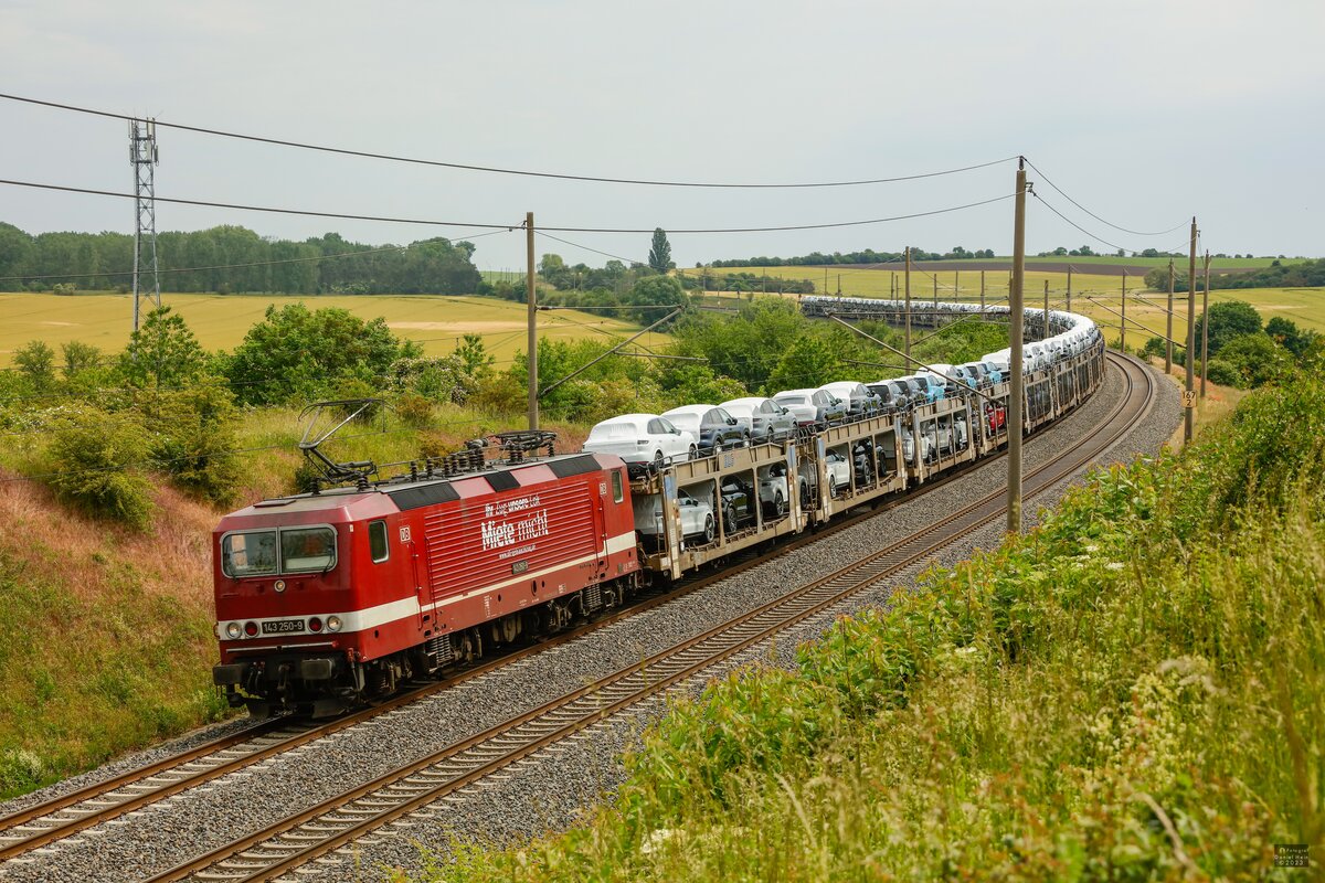 DB 143 250-9  Miete mich!  mit Autotransportzug in Ovelg�nne, Juni 2023.