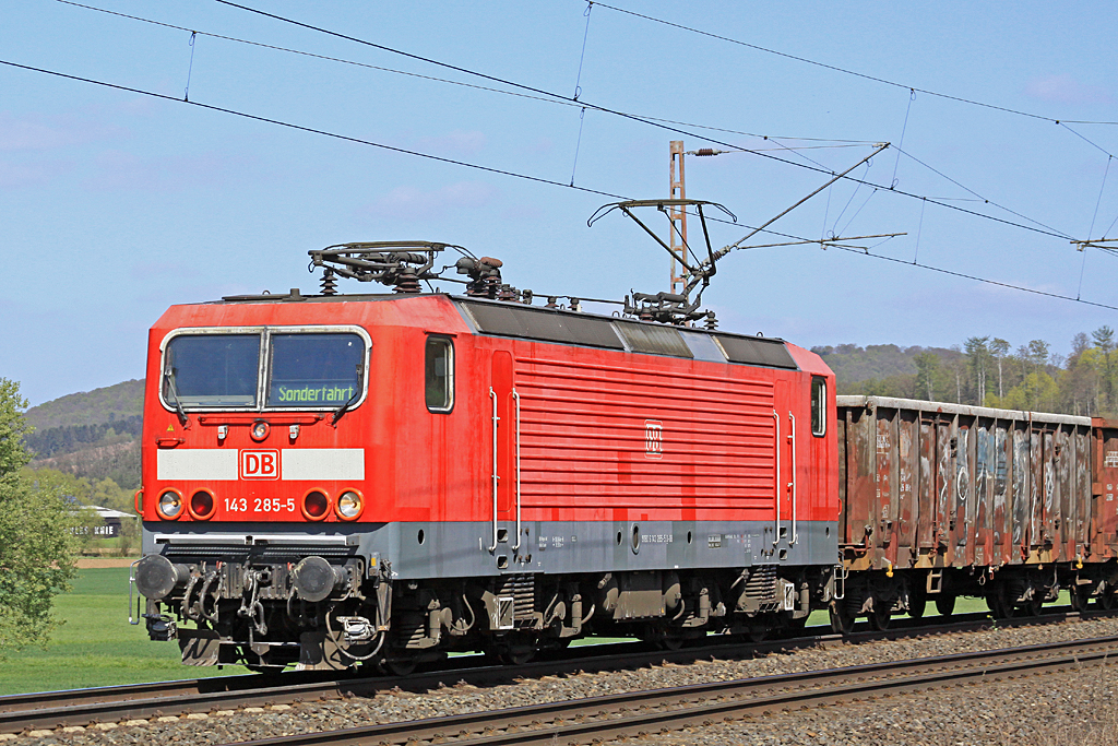 DB 143 285-5 am 20.04.16  14:16 nördlich von Salzderhelden mit der Übergabe nach Göttingen