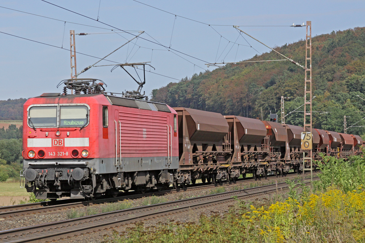 DB 143 321-8 am 02.09.2016  15:43 nördlich von Salzderhelden am BÜ 75,1 in Richtung Göttingen