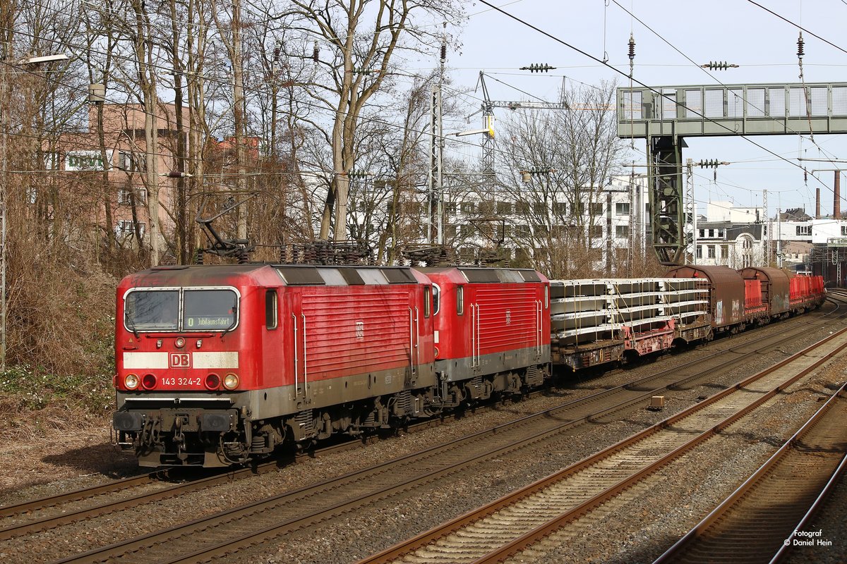 DB 143 324-2 mit G�terzug in Wuppertal, M�rz 2017.