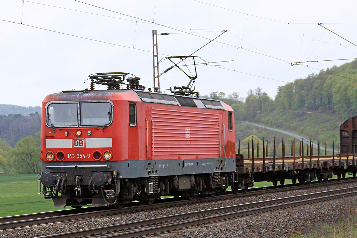 DB 143 354-9  am 03.05.16  15:50 nördlich von Salzderhelden am BÜ 75,1  in Richtung Göttingen