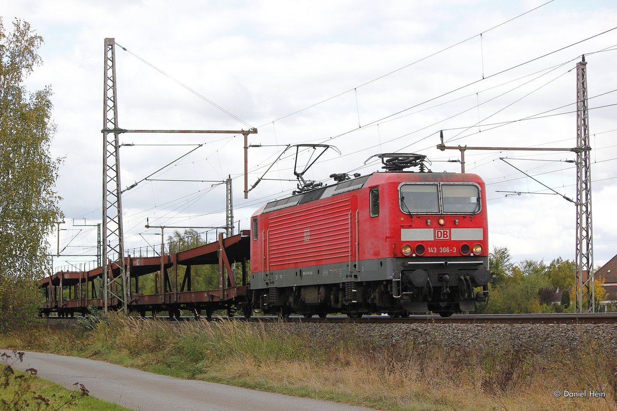 DB 143 366-3 mit leeren Autotransportzug in Dedensen G�mmer, Oktober 2016.