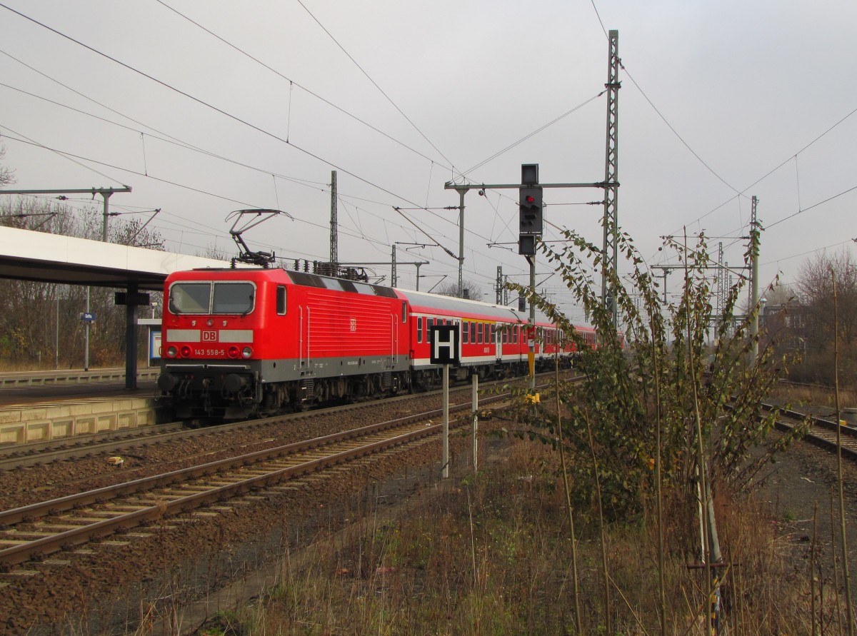 DB 143 558-5 mit der RB 16321 von Eisenach nach Halle (S) Hbf, am 15.11.2013 bei der Ausfahrt in Gotha.