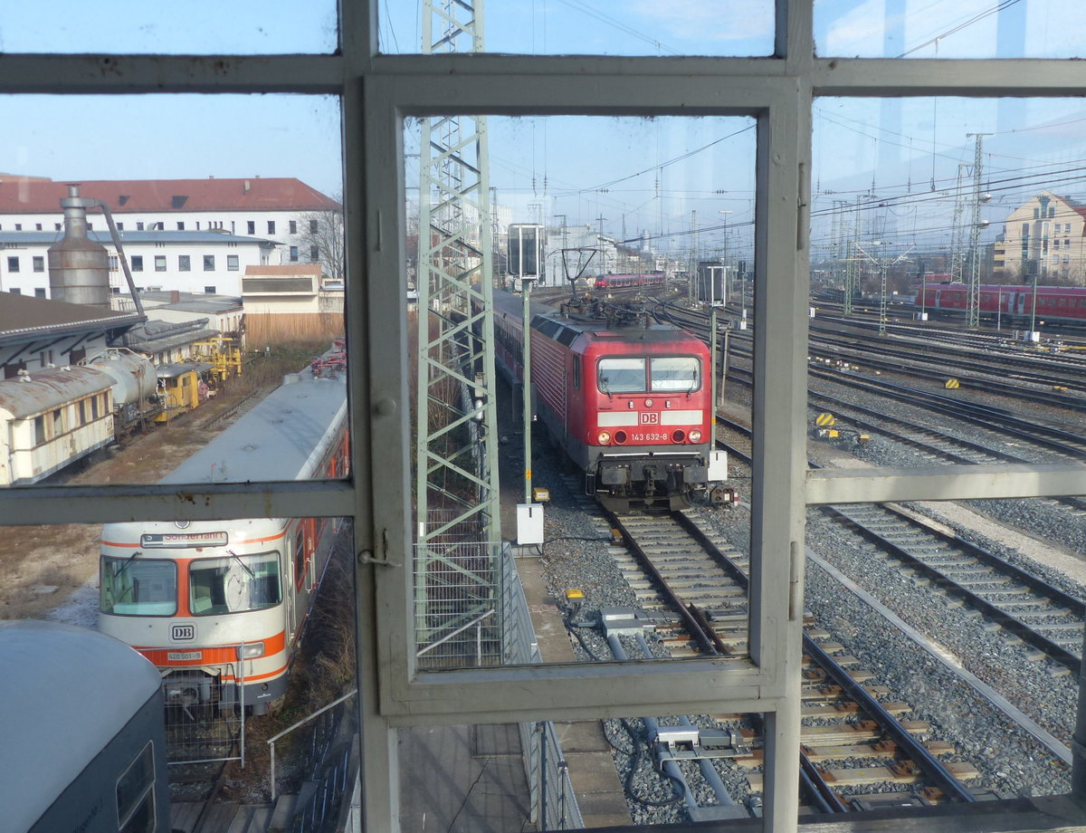 DB 143 632-8 mit einer S 2 von Feucht nach Roth, am 21.02.2018 bei der Ausfahrt in Nrnberg Hbf. Vom Stellwerk im DB Museum aus fotografiert.