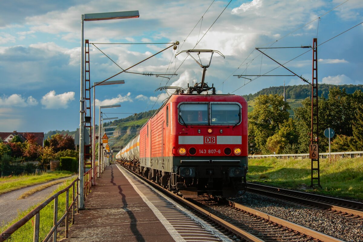 DB 143 807-6 & DB 143 841 mit Kesselzug in Th�ngersheim, August 2021.