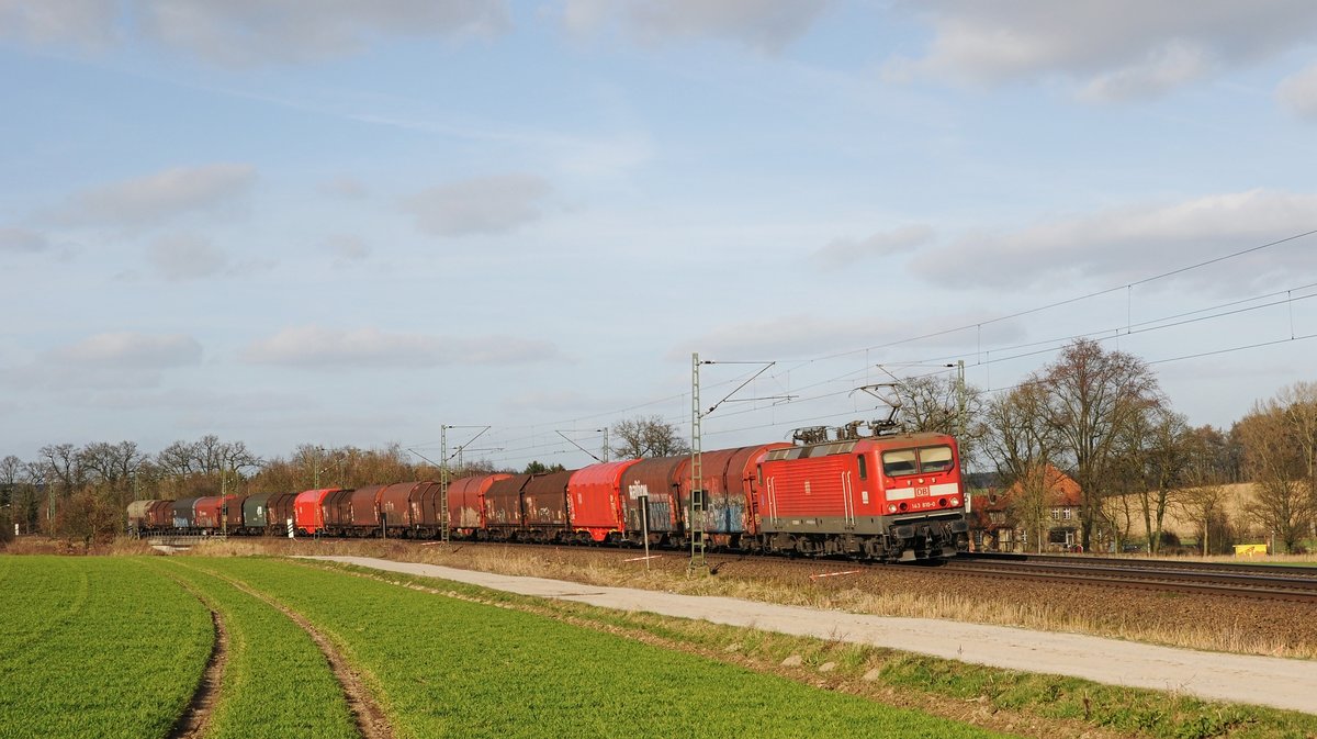 DB 143 810 fährt am 15.03.17 mit einem gemischten Güterzug bei Vehrte in Richtung Osnabrück.