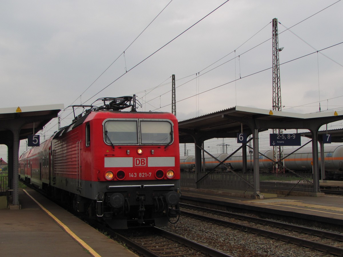 DB 143 821-7 mit der RB 26270 von Naumburg (S) Hbf nach Halle (S) Hbf, am 30.07.2014 in Großkorbetha.