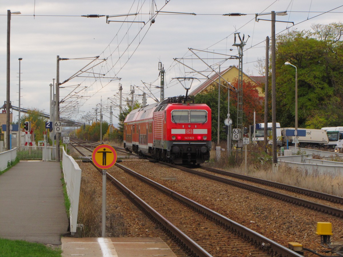 DB 143 822 mit der RB 16404 von Erfurt Hbf nach Smmerda, am 18.10.2013 in Erfurt Ost.
