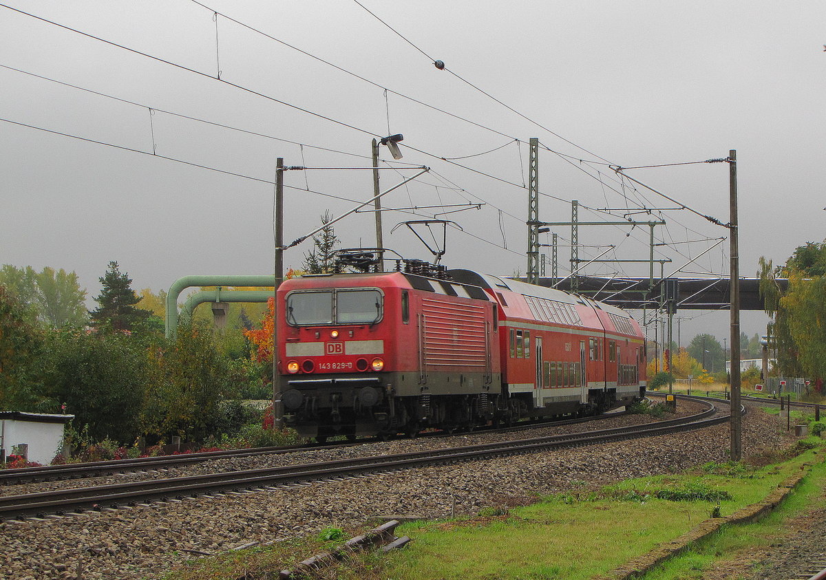 DB 143 829-0 mit der RB 16394 von Erfurt Hbf nach Sömmerda, am 09.10.2015 in Erfurt Ost.