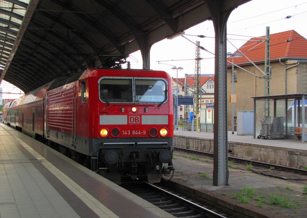 DB 143 844-9 mit dem RE 26035 nach Leipzig Hbf, am 09.08.2011 in Halle (S) Hbf.
