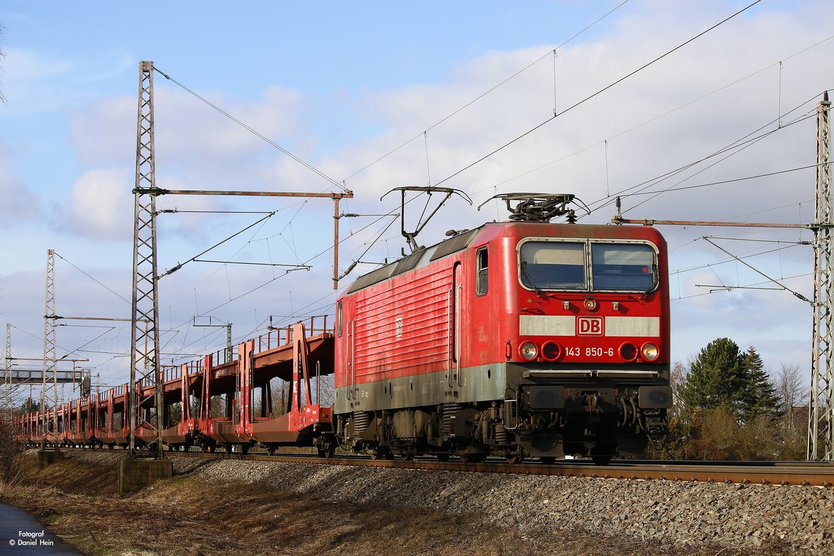 DB 143 850-6 mit leeren Autotransportzug in Dedensen G�mmer, Februar 2017.