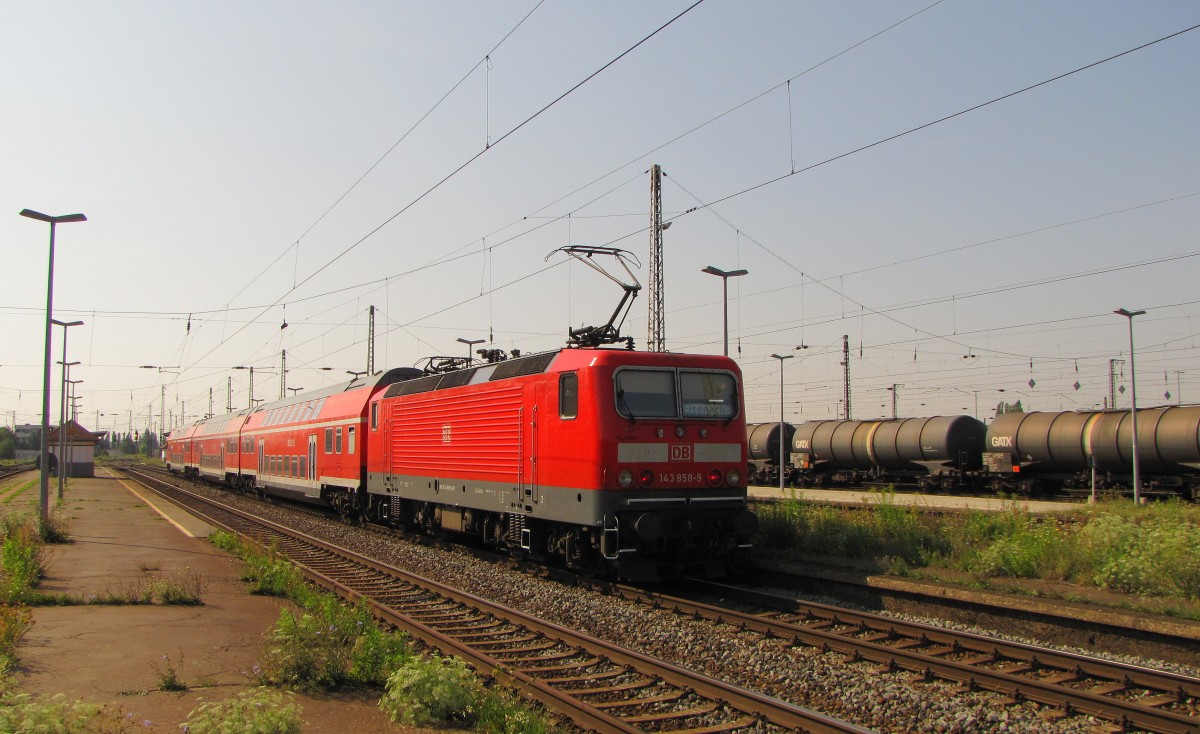 DB 143 858-9 mit der RB 16314 von Halle (S) Hbf nach Eisenach, am 22.08.2013 in Grokorbetha.