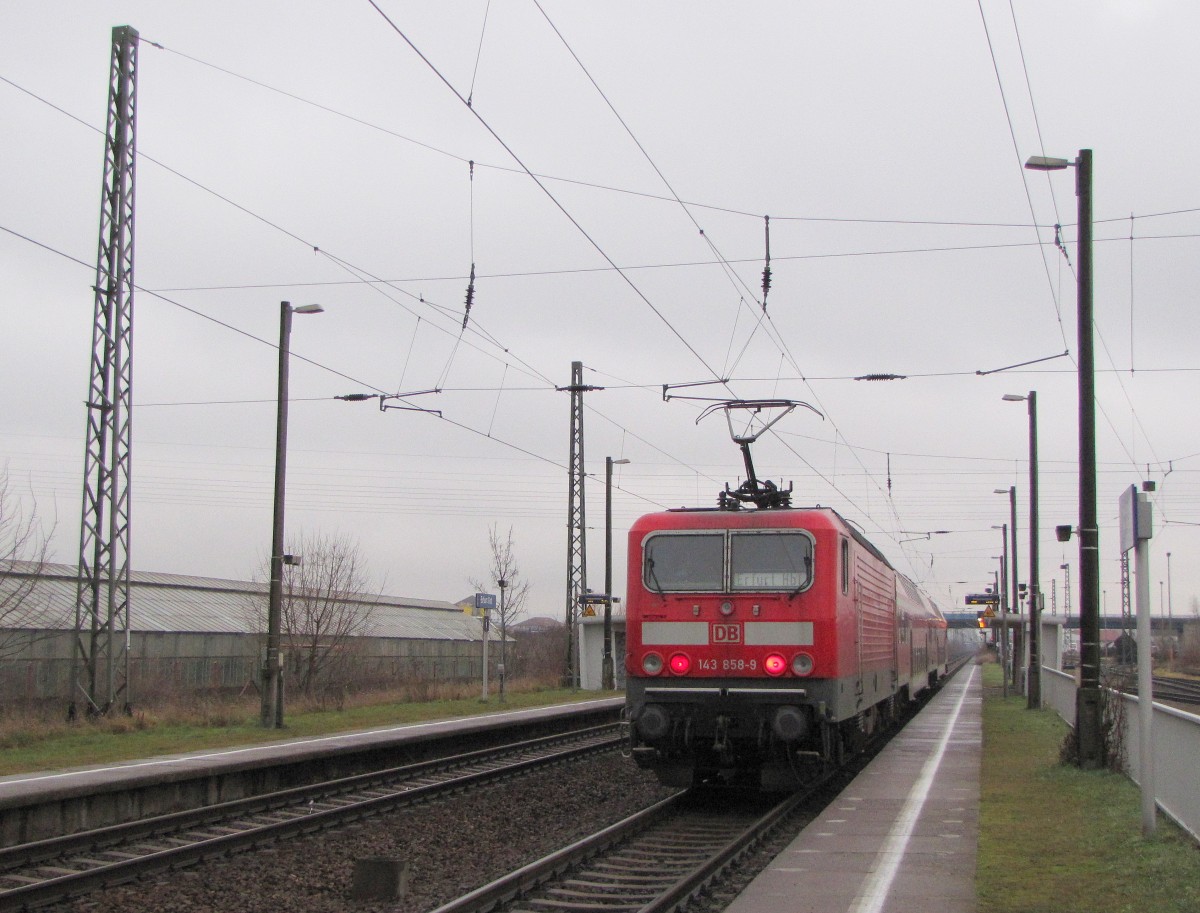 DB 143 858-9 mit der RB 16373 von Sangerhausen nach Erfurt Hbf, am 21.01.2014 in Erfurt Ost.