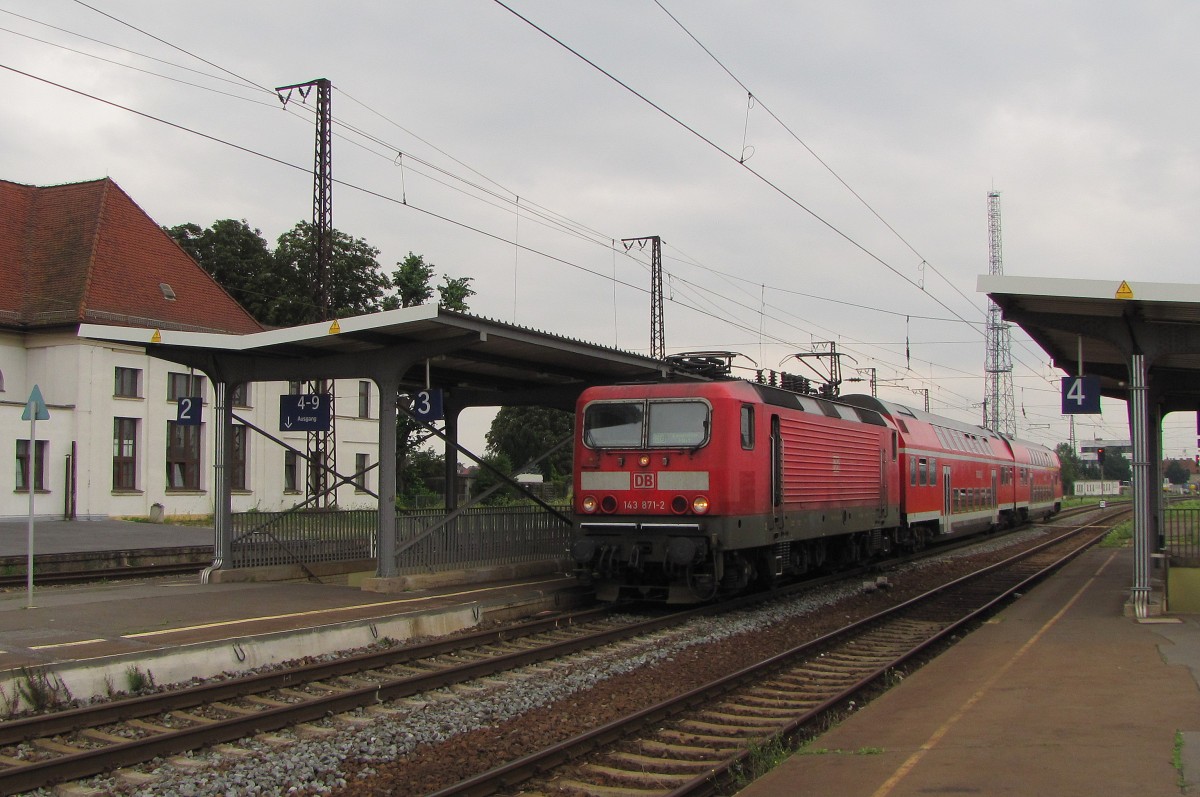 DB 143 871-2 mit der RB 26422 von Weißenfels nach Leipzig Hbf, am 30.07.2014 in Großkorbetha.