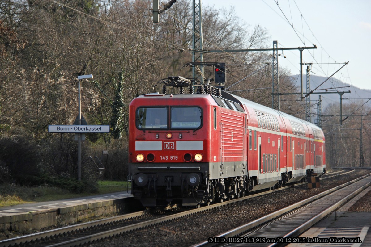 DB 143 919 mit RB27 (Rhein-Erft-Bahn) in Bonn Oberkassel, Dezember 2013.