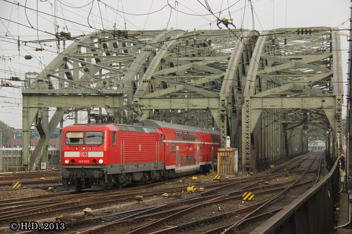 DB 143 932 mit RE9 �berquert die Hohenzollernbr�cke in K�ln, Oktober 2013. 
