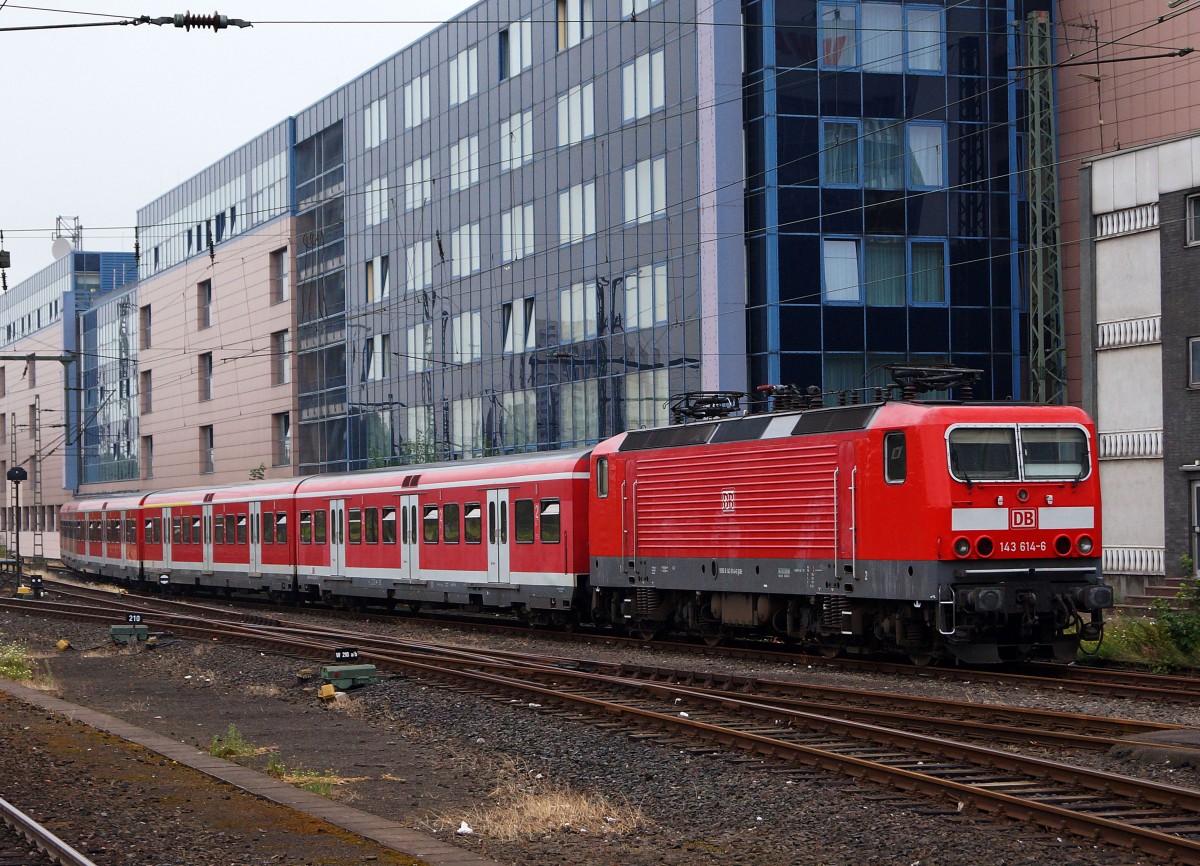 DB 143: DB 143 614-6 mit x-Wagen im Hauptbahnhof Dortmund abgestellt am 8. August 2013. Lokbespannte S-Bahnzge mit x-Wagen habe ich auf meinen Fotoexkursionen in Deutschland sehr selten gesichtet.
Foto: Walter Ruetsch