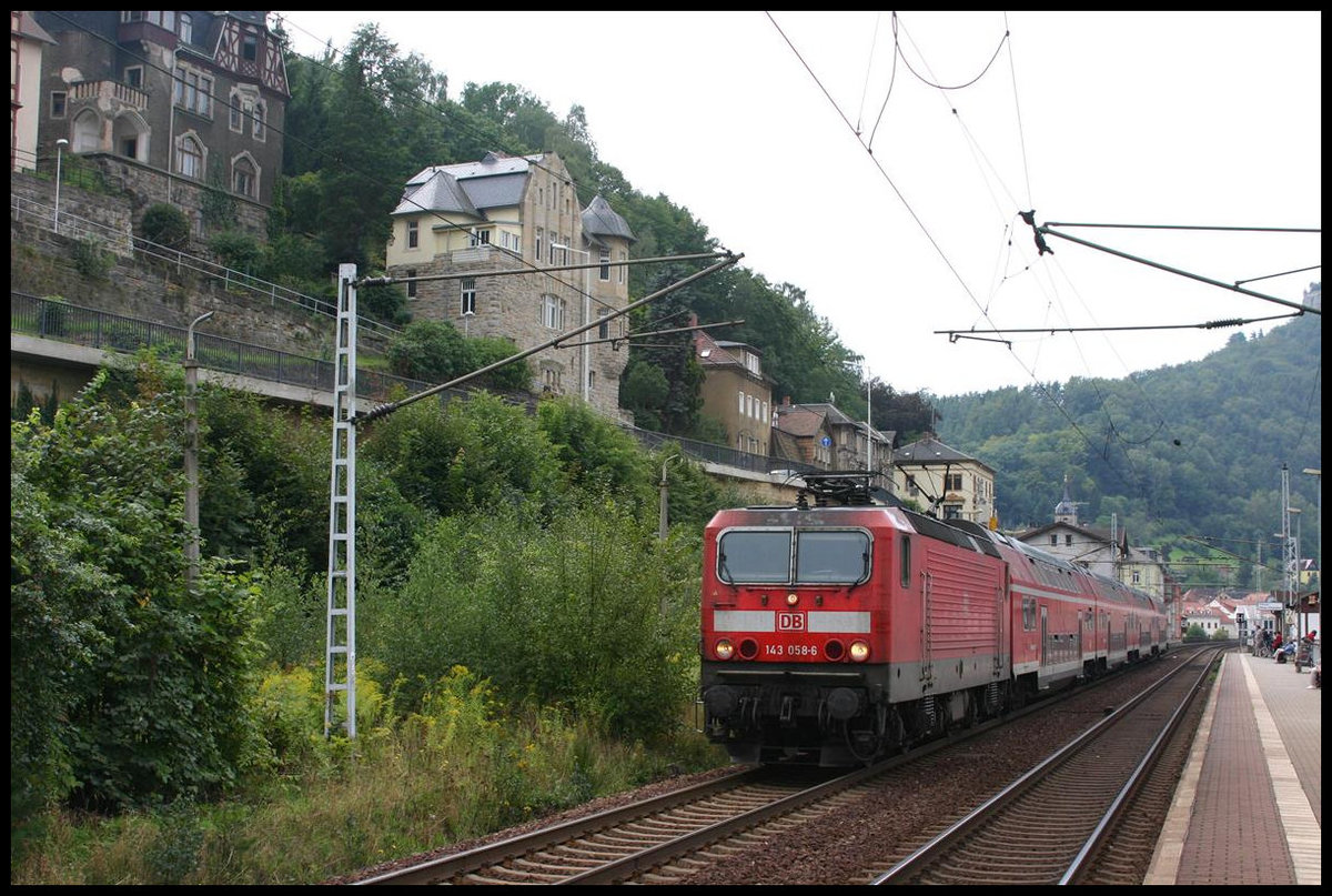 DB 143058-6 fährt hier am 27.08.2006 mit dem RE nach Bad Schandau in Königsstein ab.