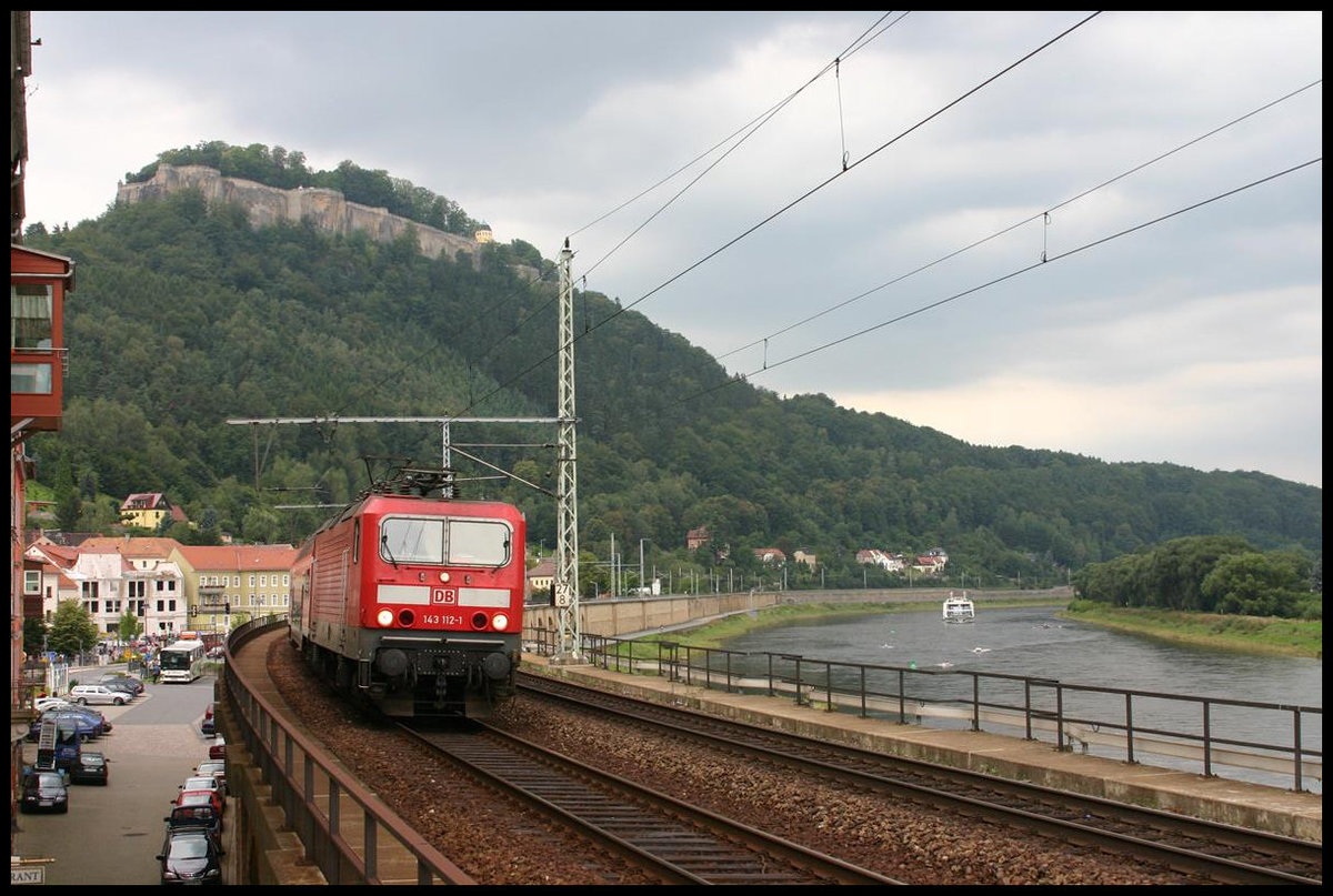 DB 143112-1 erreicht hier vor der im Hintergrund sichtbaren Festung Königsstein am 27.8.2006 den gleichnamigen Bahnhof im Elbtal.