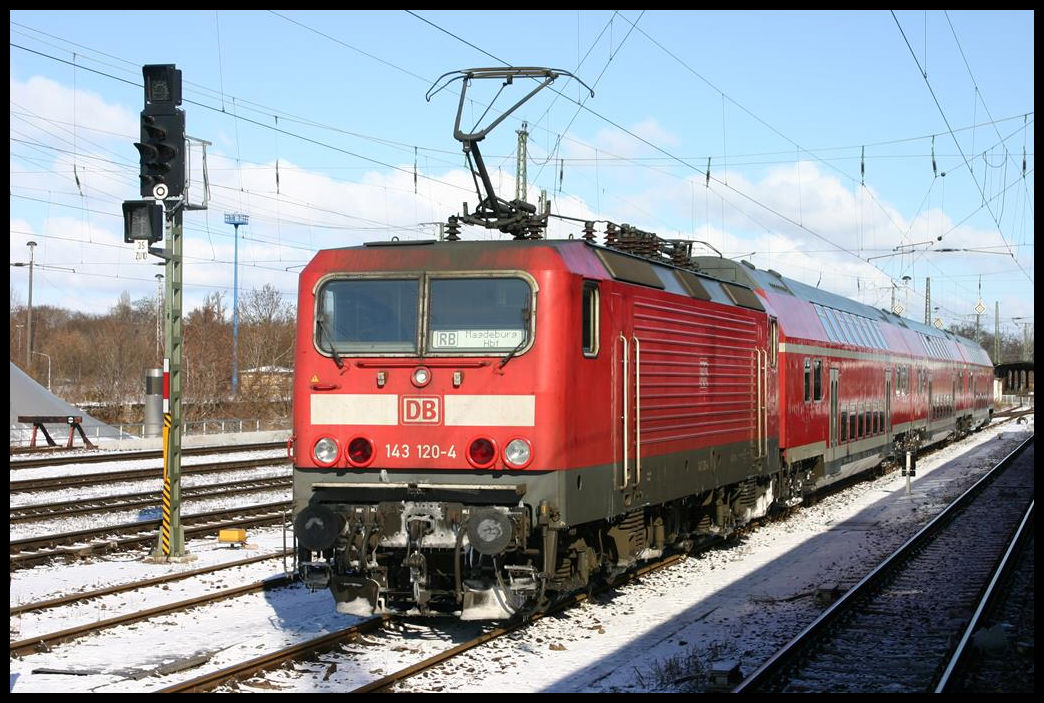 DB 143120-4 wartet vor einer Dosto Garnitur am 27.2.2005 im HBF Magdeburg auf den nächsten Einsatz.