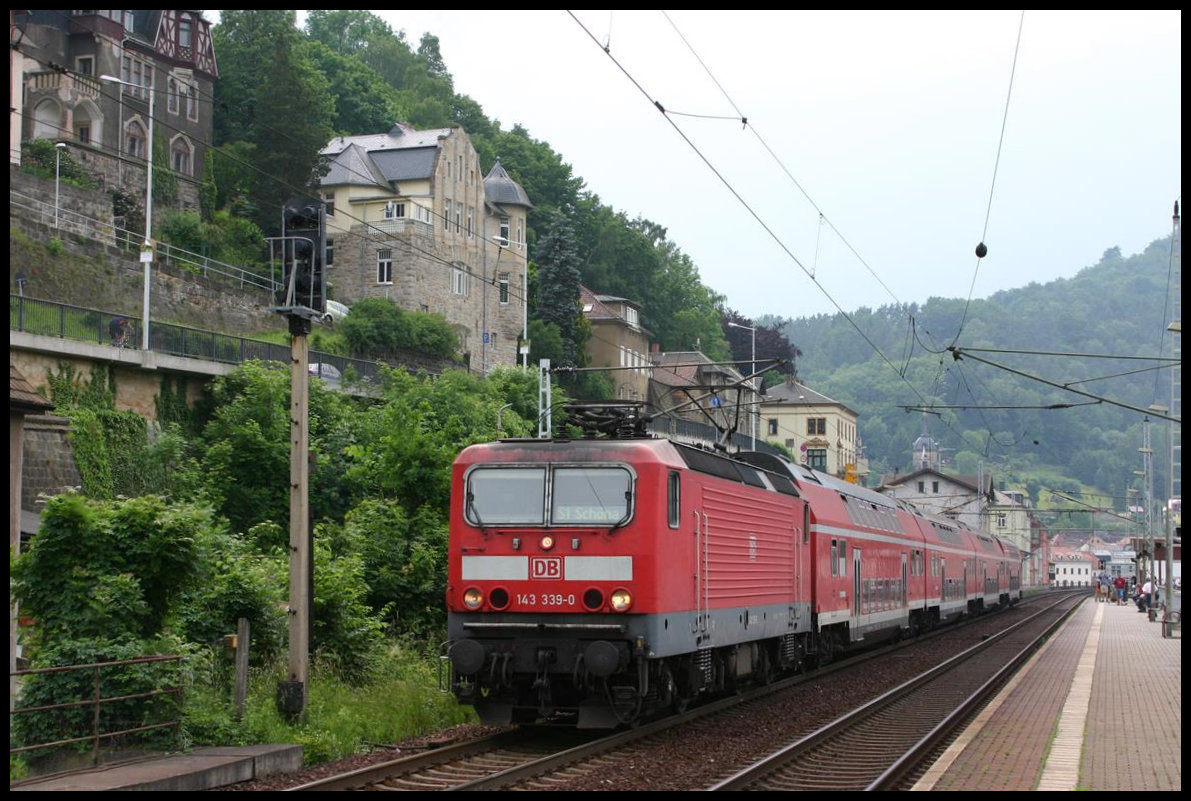 DB 143339-9 fährt hier am 2.6.2007 mit dem RE nach Schöna in Königstein ab.