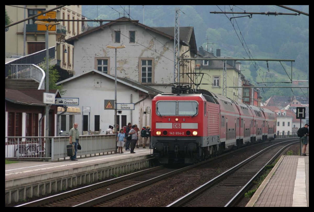 DB 143654-2 fährt hier mit dem RE nach Schöna am 2.6.2007 in Königstein ein.