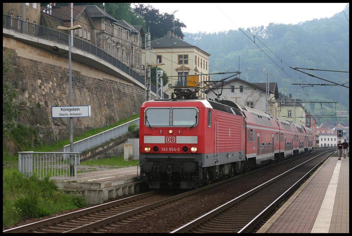 DB 1436544-2 hält hier am 2.6.2007 mit einem Dosto nach Schöna im Bahnhof Königstein.