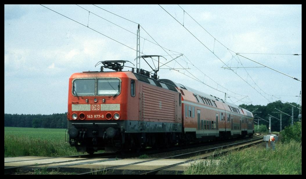 DB 143877 ist hier am 13.6.2001 mit dem RB  nach Dresden auf der KBS 240 um 15.18 Uhr bei Drahnsdorf unterwegs.