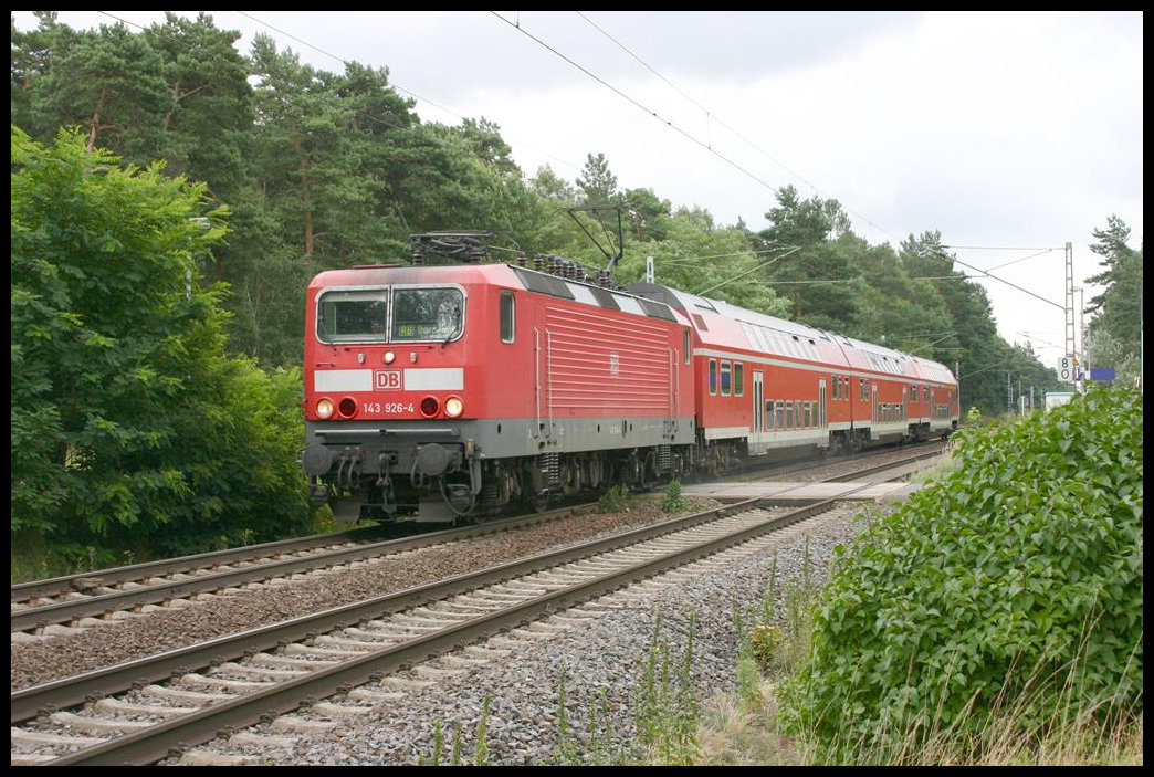 DB 143926-4 ist fährt hier in Wahlitz am 13.8.2015 um 14.10 Uhr nach Magdeburg.