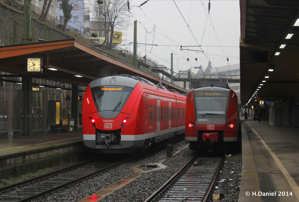 DB 1440 306-7 als S8 und daneben DB 425 097-3 als RB48 in Wuppertal Hbf, Dezember 2014.