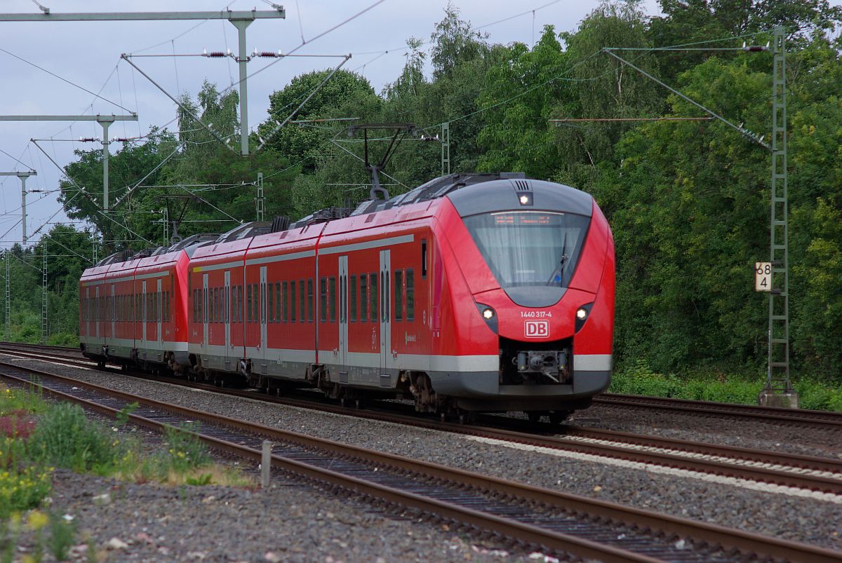 DB 1440 317-4 am 18.7.2015 bei der Einfahrt in den Bahnhof Korschenbroich. Die Triebwagen der Baureihe 1 440 werden seit Ende 2014 auf der S8 Mönchengladbach-Hagen eingesetzt.