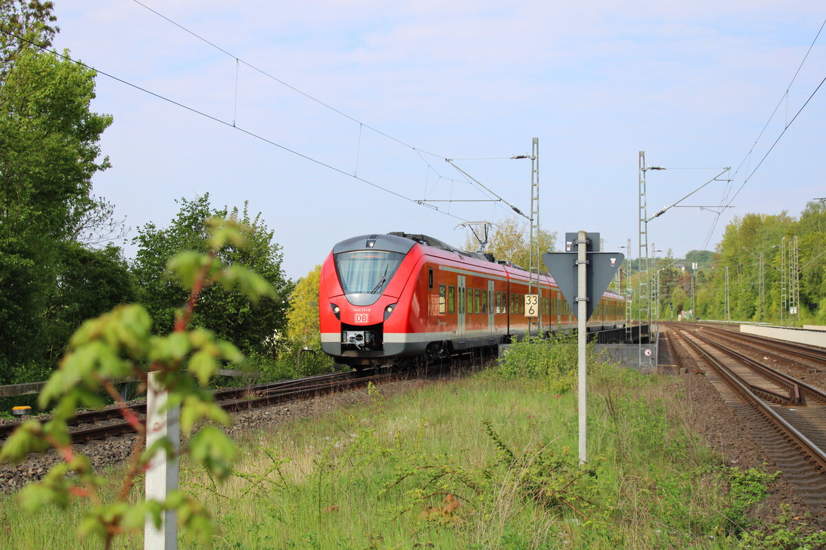 DB 1440 321-6 fährt am 02.05.2022 als S8 nach Hagen Hbf in Wuppertal-Sonnborn ein.