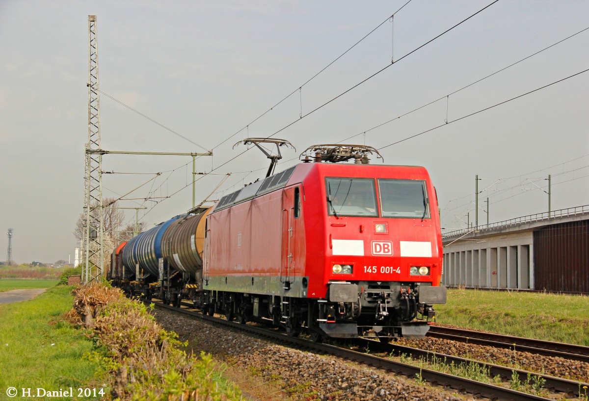DB 145 001-4 mit G�terzug in K�ln Porz Wahn, April 2014.