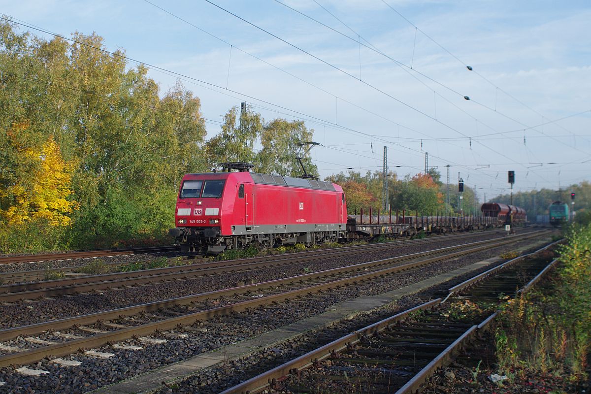 DB 145 002-2 durchfährt am 26.10.2015 das herbstliche Bochum-Riemke. Rechts am Bildrand wartet noch 185 517-0 auf ihre Weiterfahrt.
